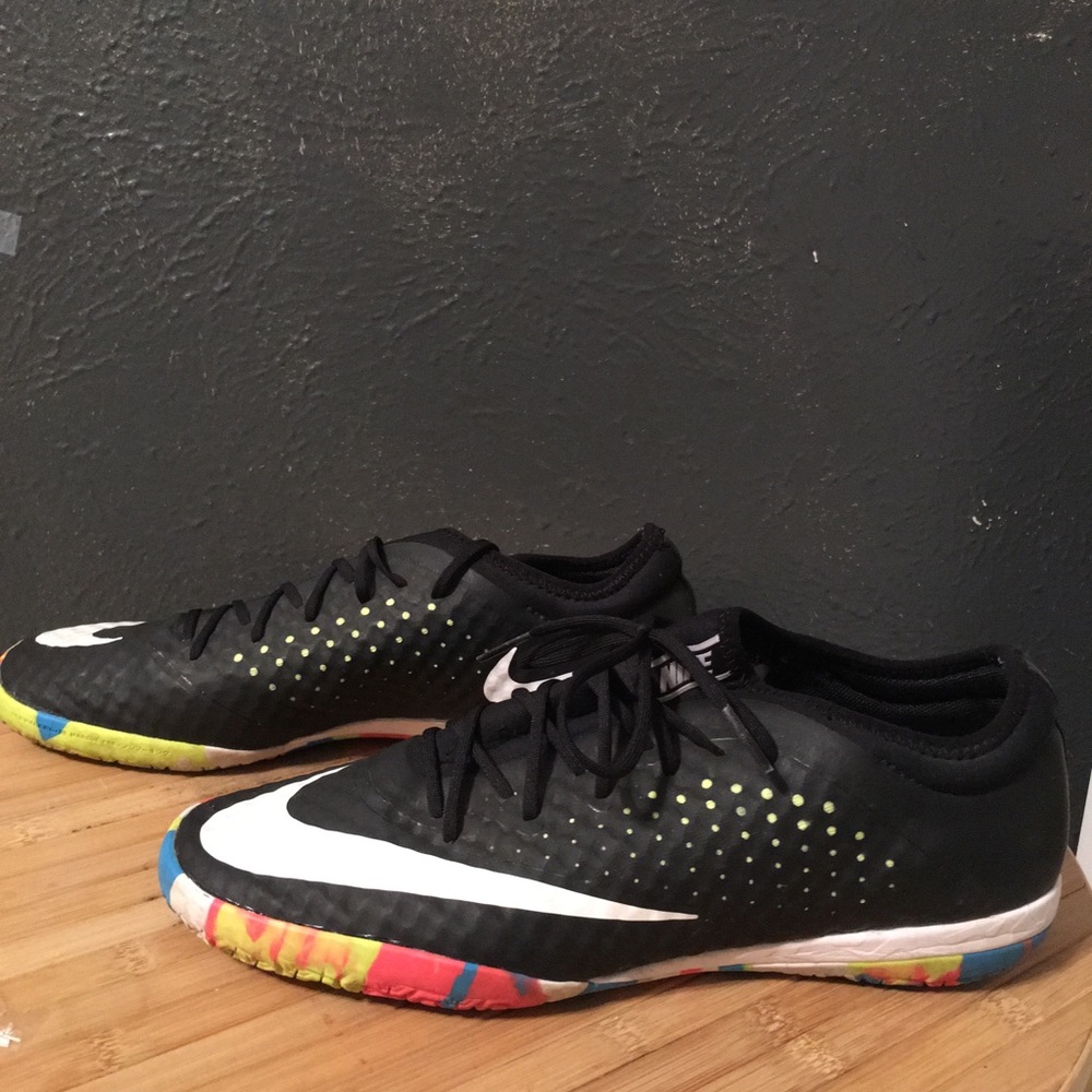 Nike indoor soccer shoes mens size 7-> womens 9